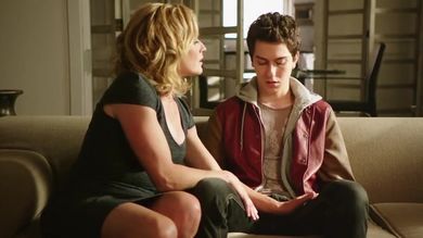 Высокая мачеха целует пасынка девственника и прижимает его лицом к титькам